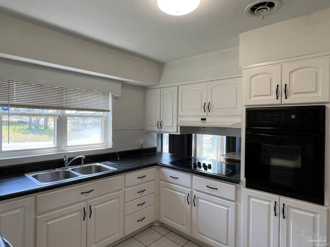 Building Photo - 5425 Westwood Dr