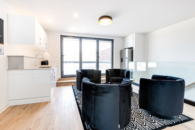 Building Photo - 403 Avenue du Mont-Royal O
