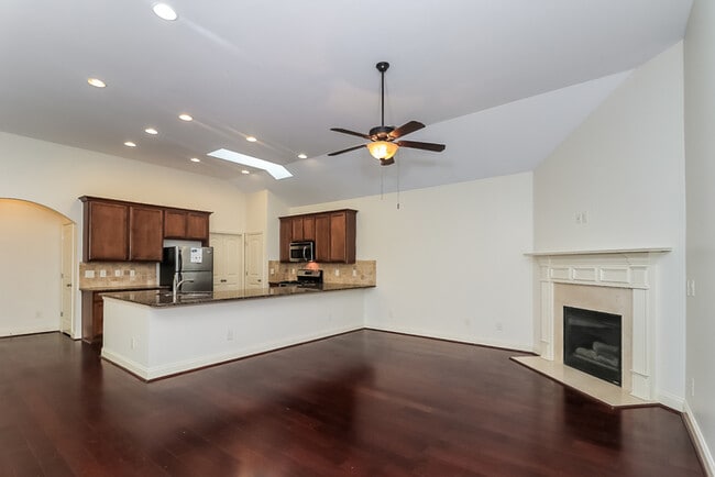 Foto del edificio - 229 Highland Village Ln