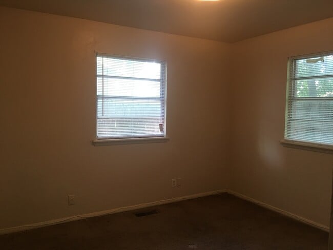 Building Photo - 3 Bedroom 2 Bath Duplex