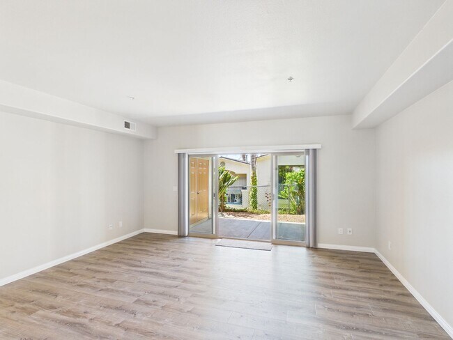 Building Photo - NEW NEW NEW remodeled -3bedroom/3bath Town...