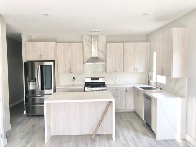 Building Photo - 1348 Carmona Ave