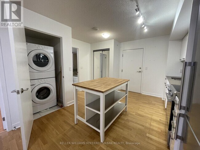 Building Photo - 295 Adelaide St W