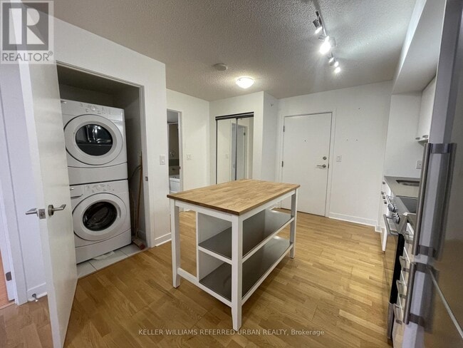 Photo du bâtiment - 295 Adelaide St W