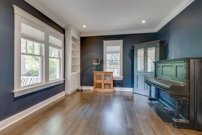 Foto del edificio - Welcome home to this historic stunner on o...