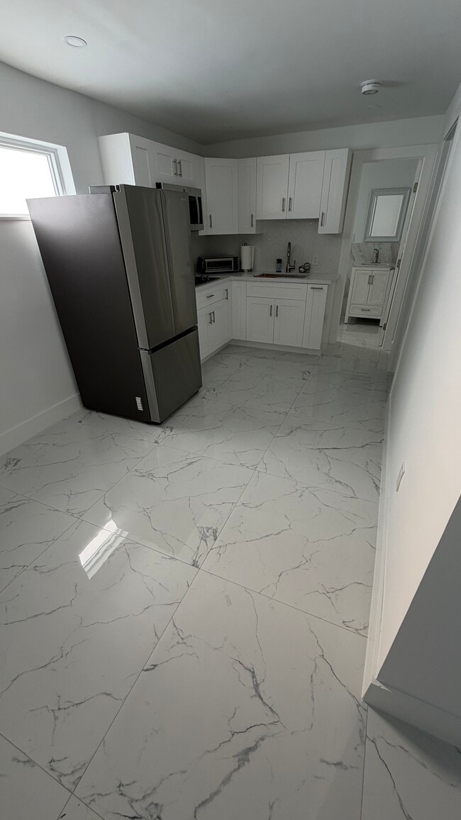 Building Photo - 560 SE 6th St