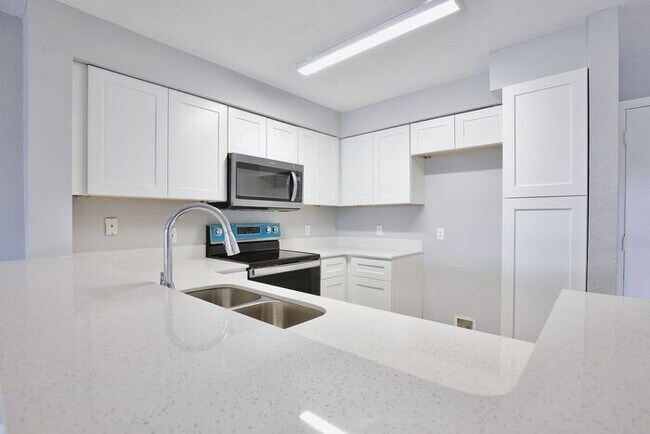 Building Photo - Stunning 2/2 Spacious Condo in the Desirab...