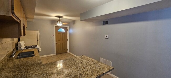 Foto del edificio - 2444 W Homer St