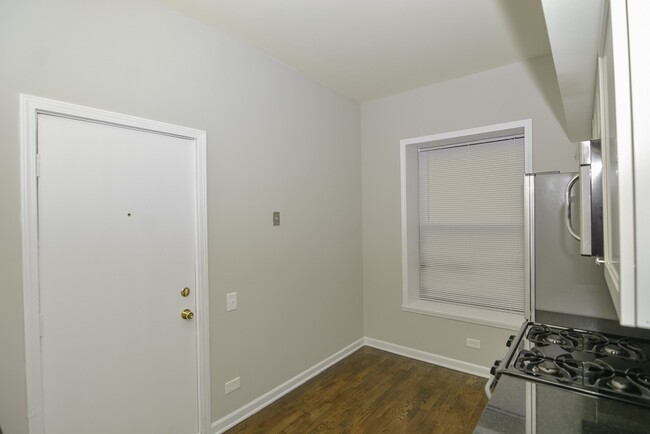 Building Photo - 1311 W Leland Ave