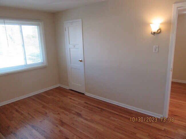 Building Photo - 165 Hemlock St