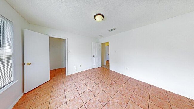 Building Photo - 1115 Breezewood Dr
