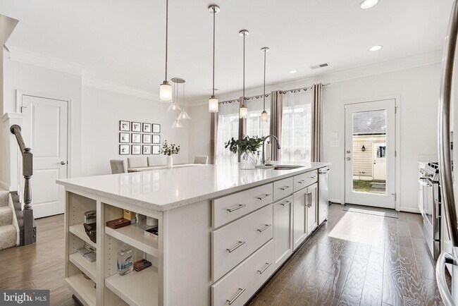 Foto del edificio - 925 Basswood Dr