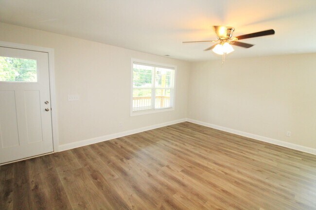 Foto del edificio - 3 bedroom New Construction Home!