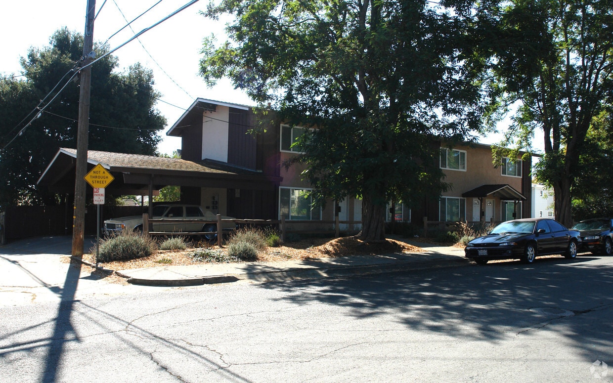 Building Photo - Camelot Apartments