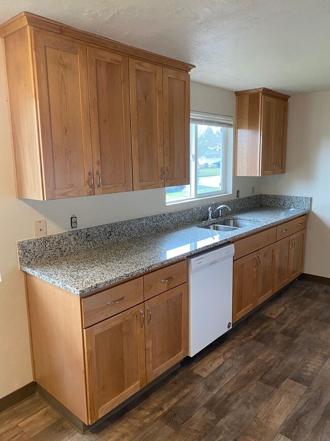 Building Photo - Modern 3 Bedroom Home near Auburn Elementary with Double Garage