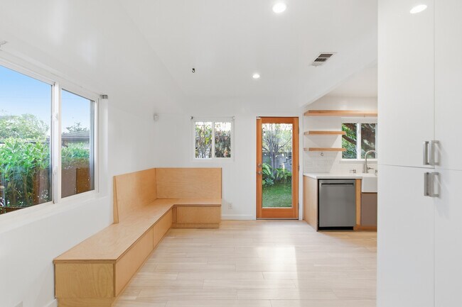 Foto del edificio - 3379 Stewart Ave