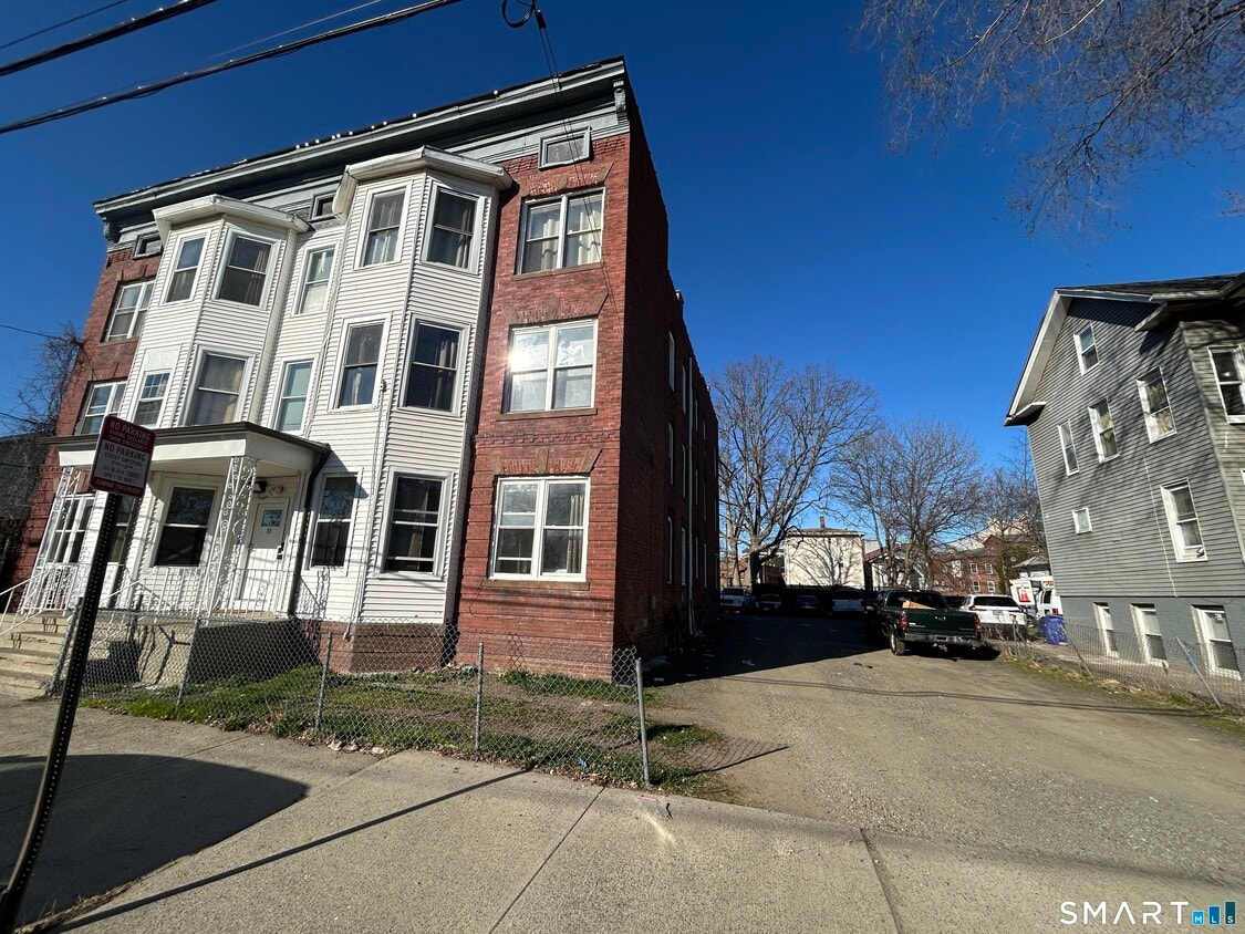 Building Photo - 83 Hallock St