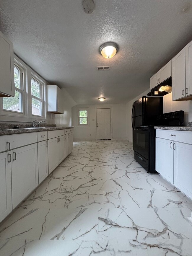 Building Photo - Adorable 2 bedroom 1 bathroom Home!