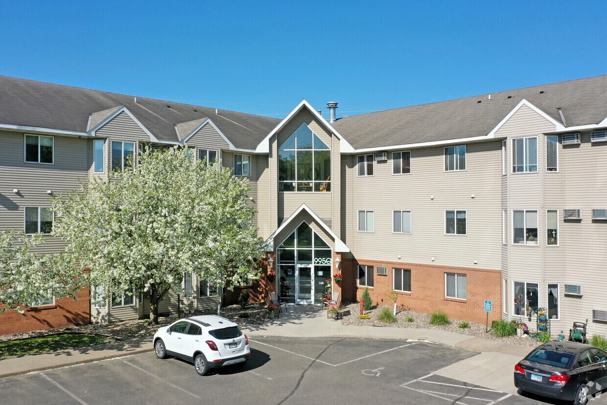 Redwood Estates Apartments in Coon Rapids, MN