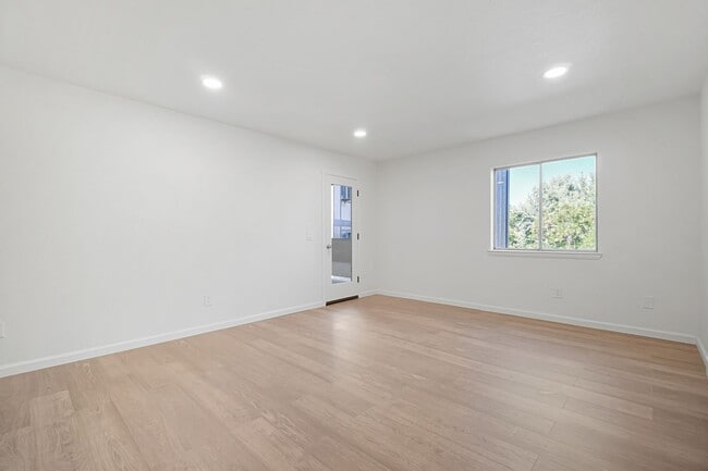 Building Photo - 2 bedroom, 2 bath Condo for rent in Reno, water, sewer and trash included.