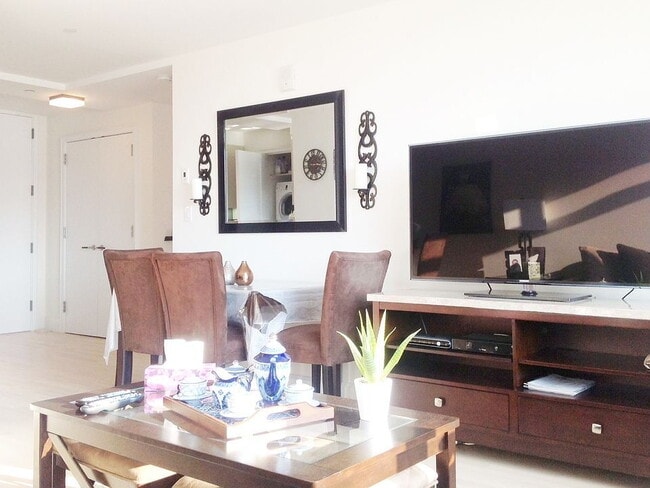 Building Photo - "Chic 1-Bedroom Apartment with Hardwood Fl...