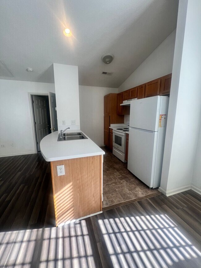 Foto del edificio - Two Bedroom Two Bath Town Home 3 month RENT SPECIAL