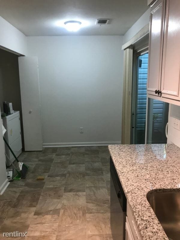 Building Photo - 1444 Applegate Dr