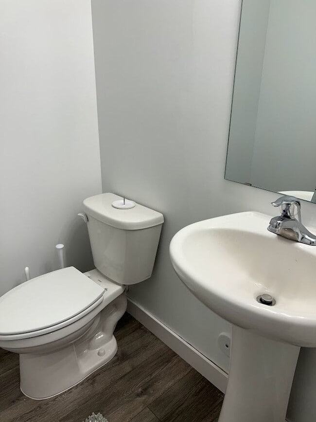 Building Photo - Beautifully Furnished 4 bedroom 2.5 Bath!