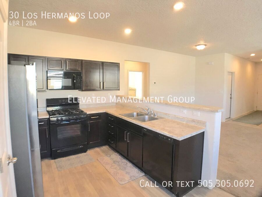 Foto principal - Spacious 4 Bedroom Los Lunas Home. Open la...