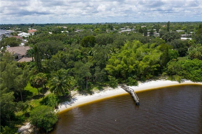 Foto del edificio - 659 SE St Lucie Blvd