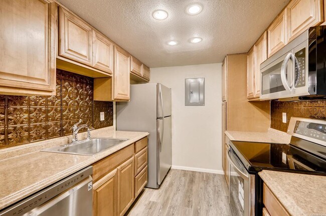 Foto del edificio - 8225 Fairmount Dr