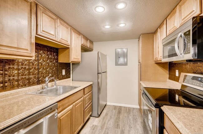Building Photo - 8225 Fairmount Dr