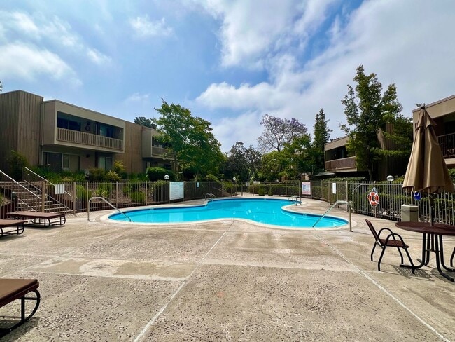Building Photo - Beautiful Two Story 2Bd 1.5Ba Townhouse Ne...