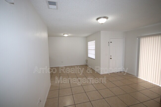 Foto del edificio - 3253 Bloomingdale Villas Ct