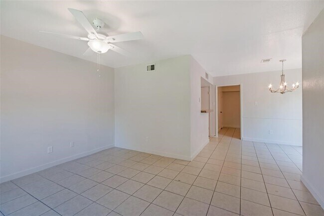 Foto del edificio - 9221 Vogue Ln