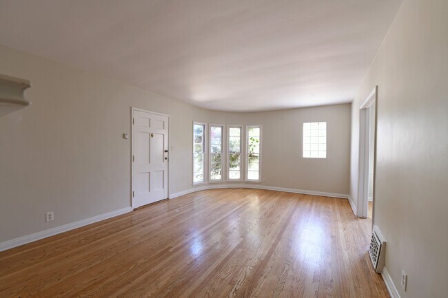 Foto del edificio - 11061 Ohio Ave