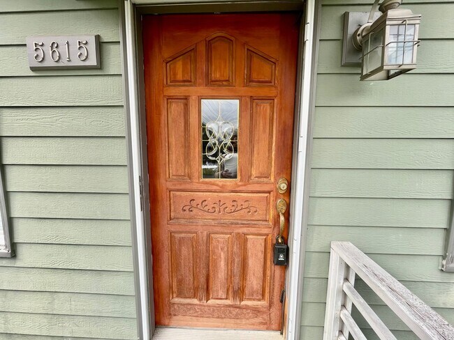 Foto del edificio - Cute Classic 1950s 2 Bd 1 Ba House + Bonus Room w/ Washer & Dryer, AC and Fenced Spacious Yard!