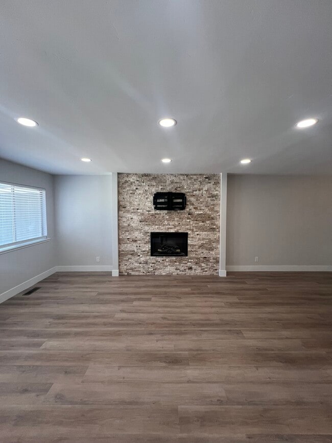 Building Photo - 1228 Monument Dr