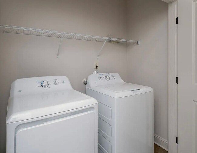 Building Photo - 3 bedroom, 3 bath townhome conveniently lo...