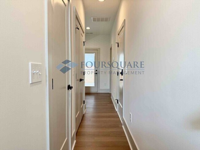 Foto del edificio - Spacious New Construction 3 Bed, 3.5 Bath Townhome with Modern Finishes, Fireplace & Fenced Yard ...