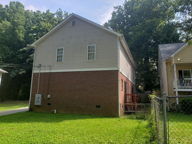 Building Photo - MUST HAVE FOUR BEDROOM SECTION 8 VOUCHER