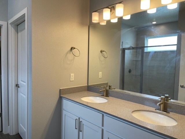 Foto del edificio - 34 Burroughs Dr