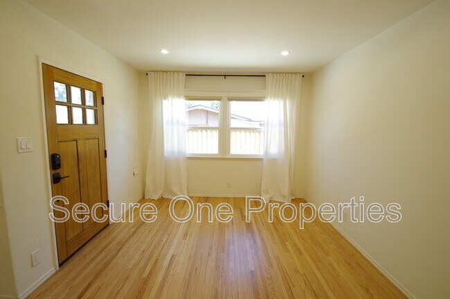Foto del edificio - 17512 Los Alimos St