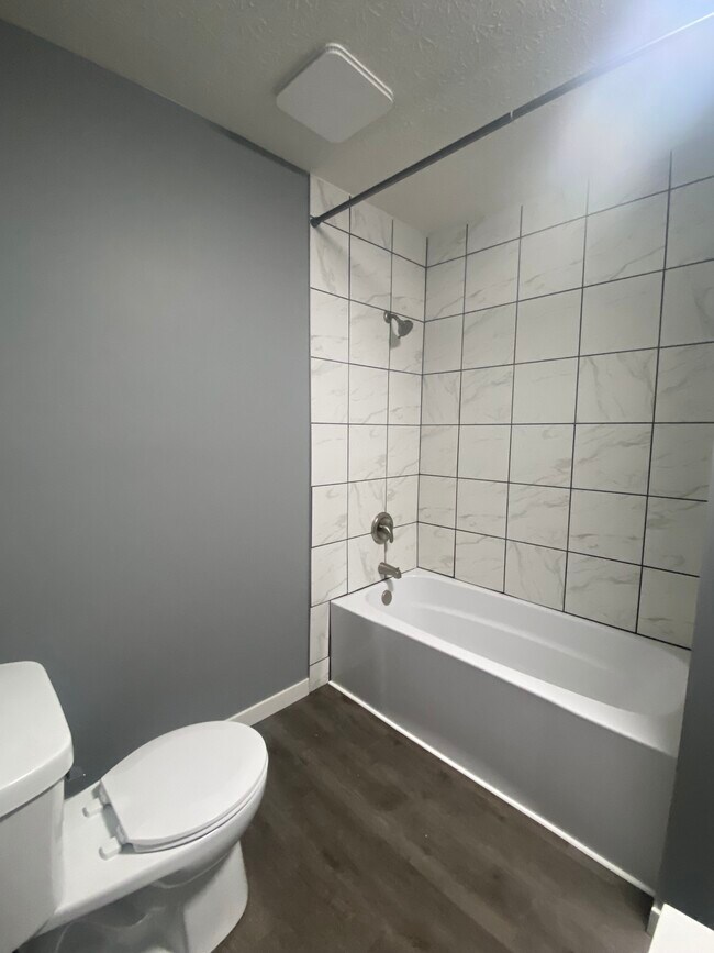 Full Bathroom with 48” vanity - 986 Howell St