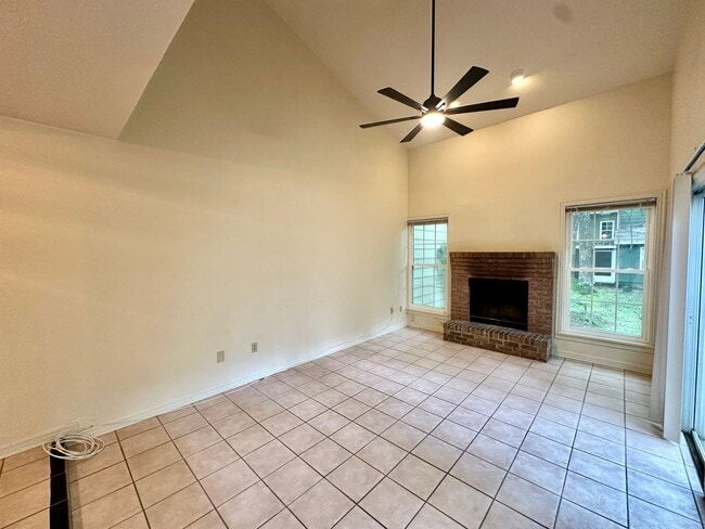 Building Photo - Spacious 3-Bedroom Townhome in Highly Soug...