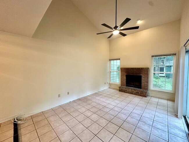 Foto del edificio - Spacious 3-Bedroom Townhome in Highly Soug...