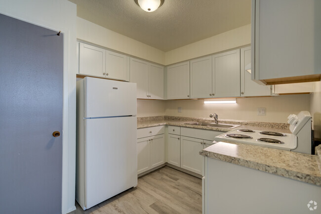 2BR, 1BA - 778SF - Kitchen - LA COLONNADE APARTMENTS