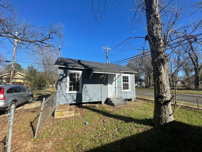 Building Photo - Remodeled Back House