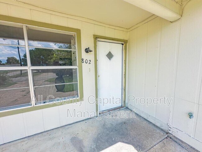 Foto del edificio - 802 E Irvin Ave