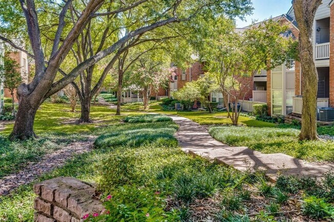 Foto del edificio - 12680 Hillcrest Rd